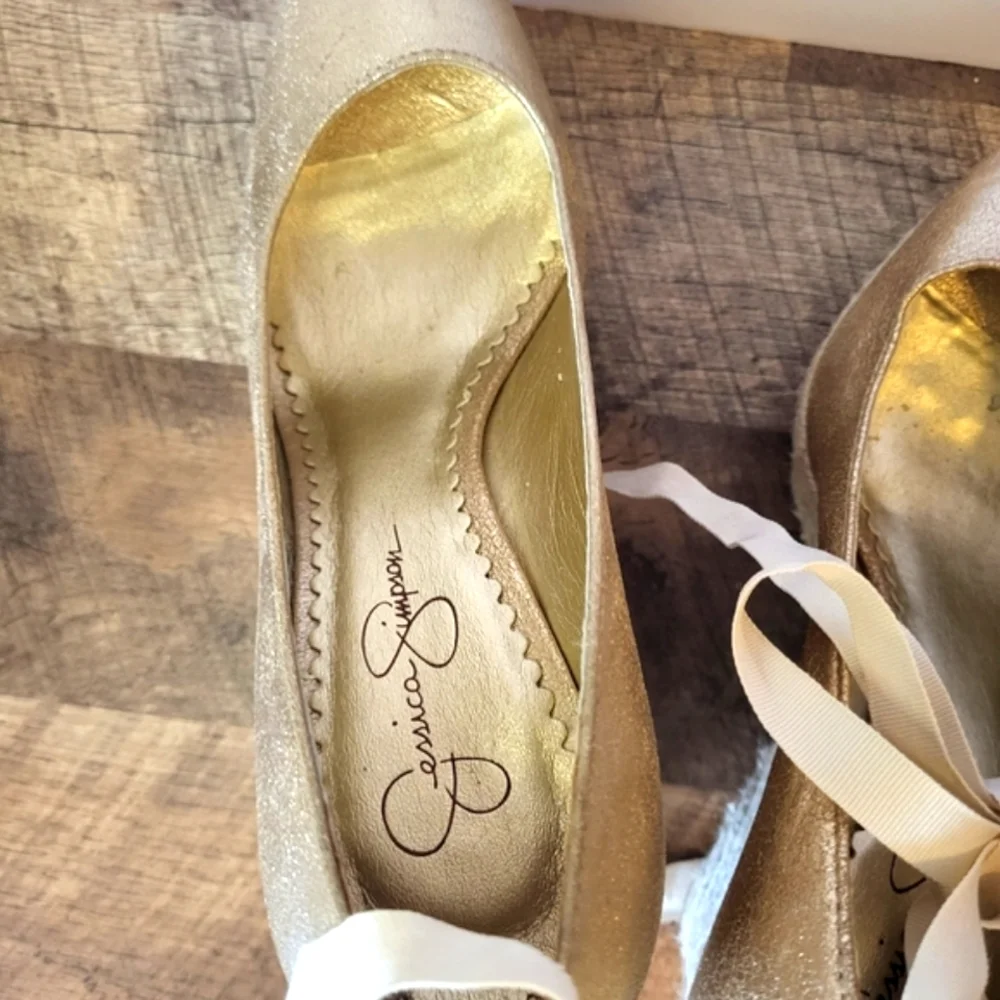 NWOT Jessica Simpson 8.5US Gold Wedge Platform Shoe for Holiday Christmas Party